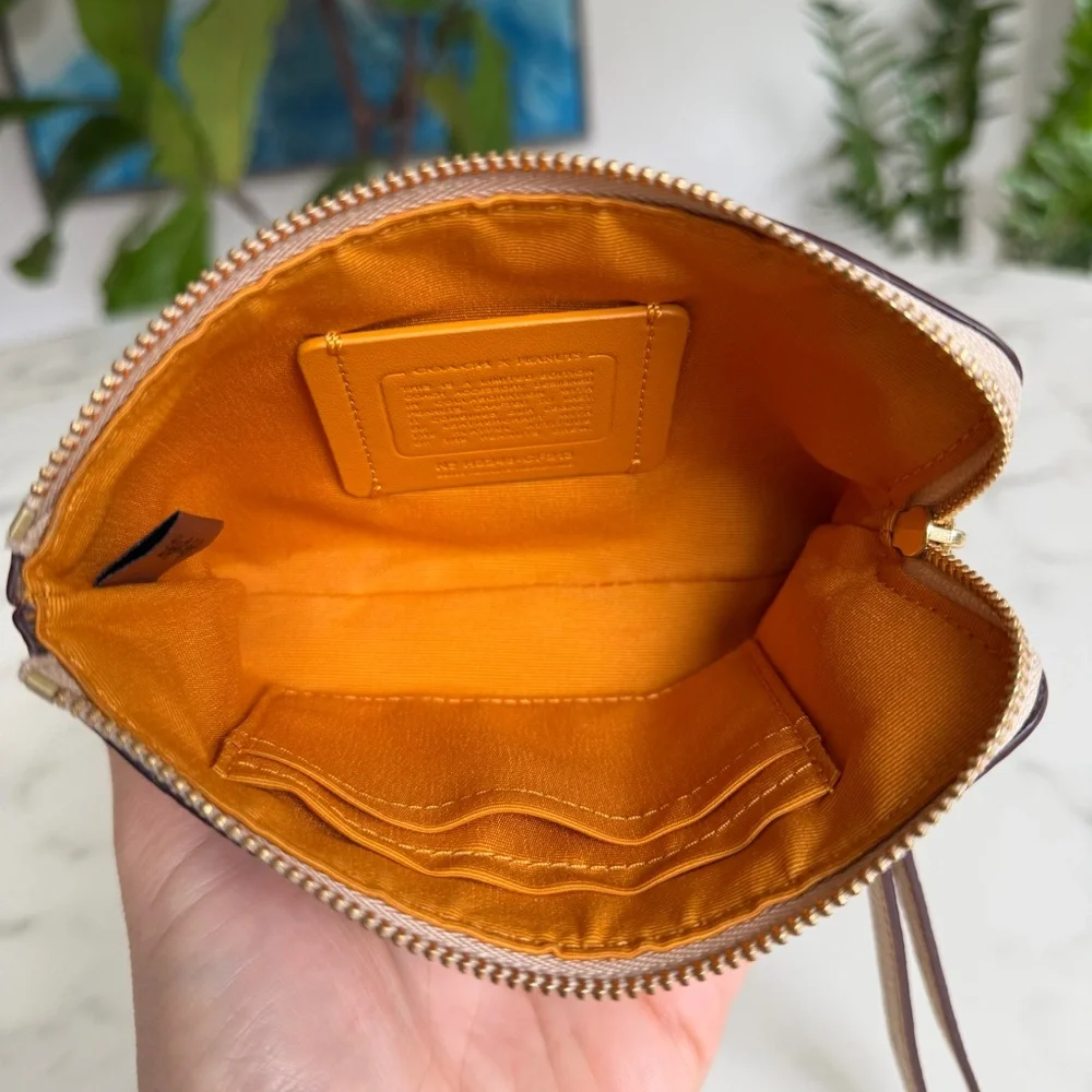 Coach X Peanuts Corner Zip Wristlet With Snoopy And Friends Motif CF213 Ivory - Picture 9 of 11